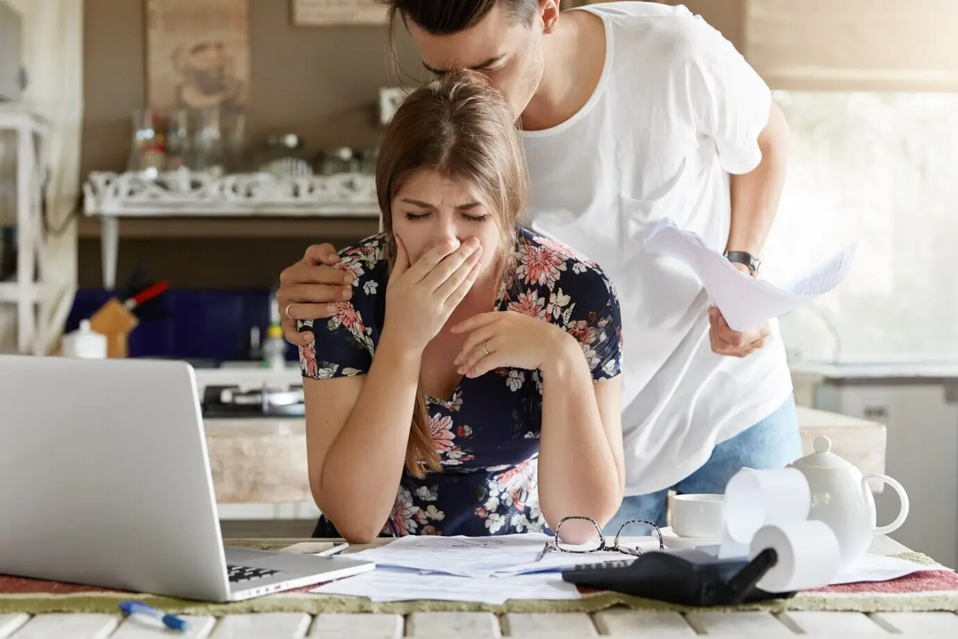 Una pareja gestiona el presupuesto en conjunto en la cocina.