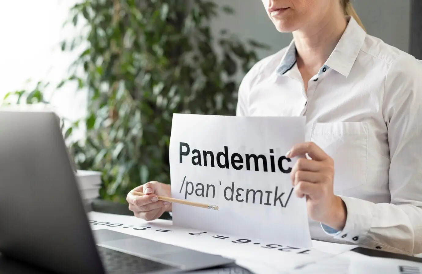 Una mujer enseña a sus estudiantes la definición de pandemia.