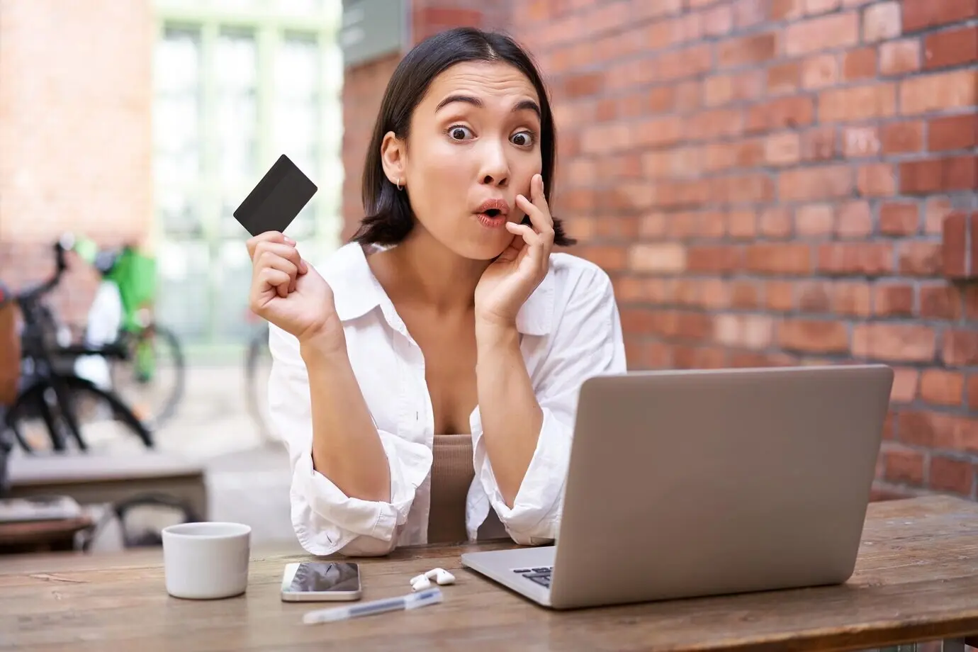 Mujer asiática joven y elegante haciendo compras en línea, sentada con tarjeta de crédito y computadora portátil, comprando en internet.